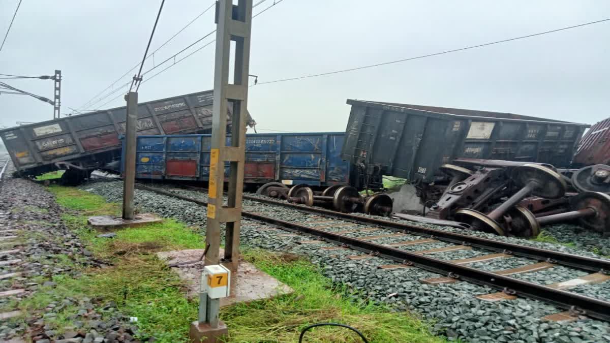 http://10.10.50.75//jharkhand/01-August-2023/jh-wes-01-goods-train-derailed-in-chakradharpur-railway-division-no-casualties-images-jh10021_01082023160020_0108f_1690885820_834.jpg