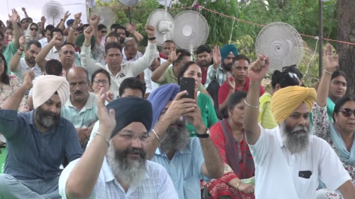Protest by Punjab and Chandigarh Teachers Union against Center and Punjab Government in Mohali