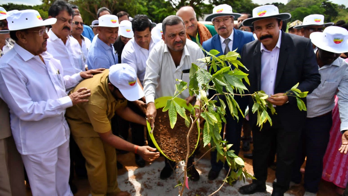 ಪಶ್ಚಿಮ ಘಟ್ಟಗಳ ವಿಶೇಷ ಸಸ್ಯ ಪ್ರಭೇದಗಳನ್ನು ನೆಡುವ ಕಾರ್ಯಕ್ರಮವನ್ನು ಉದ್ಘಾಟಿಸಿದ ಸಚಿವ ಎಸ್.ಎಸ್ ಮಲ್ಲಿಕಾರ್ಜುನ್