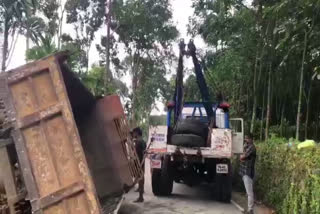 ടിപ്പർ ലോറിയുടെ ക്യാബിന്‍റെയുള്ളിൽ പാമ്പ്  kottayam lorry accident  Snake found inside the cabin of lorry Kottayam  Snake found inside the cabin of lorry  viral video  kottayam news  കോട്ടയം  ലോറിയുടെ ക്യാബിന്‍റെയുള്ളിൽ പാമ്പ്  ലോറി അപകടം കോട്ടയം