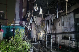 इंदिरापुरम के एमीकेयर अस्पताल में लगी आग
