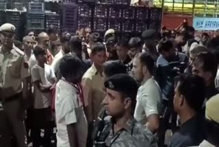 RAHUL GANDHI REACHED AZADPUR VEGETABLE MARKET