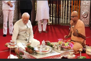 PM Modi offers prayers at Dagdusheth temple in Pune