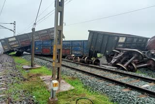 http://10.10.50.75//jharkhand/01-August-2023/jh-wes-01-goods-train-derailed-in-chakradharpur-railway-division-no-casualties-images-jh10021_01082023160020_0108f_1690885820_834.jpg