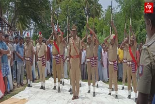 21 துப்பாக்கி குண்டுகள் முழங்க அரசு மரியாதையுடன் நல்லடக்கம்