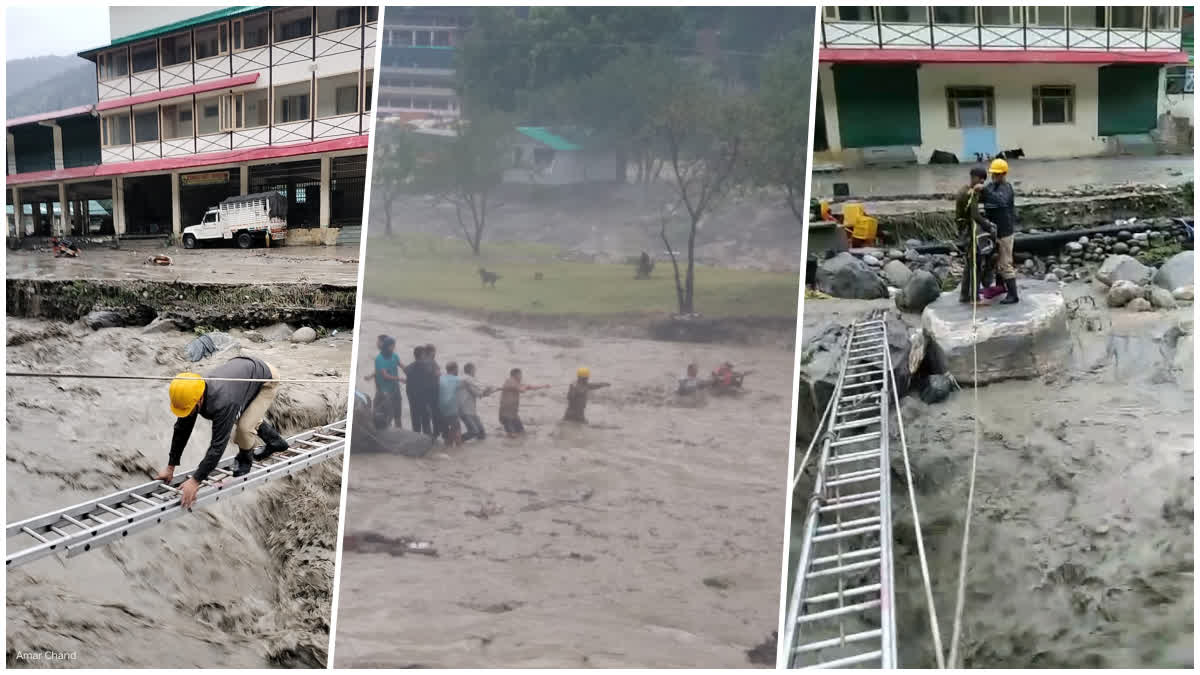 फंसे हुए लोगों को रेस्क्यू करते दमकल कर्मी