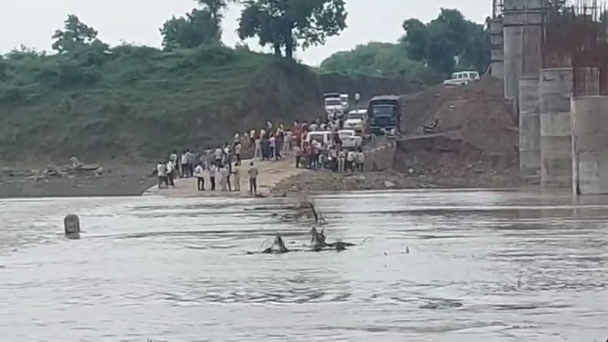 rescue of 3 drowned in river