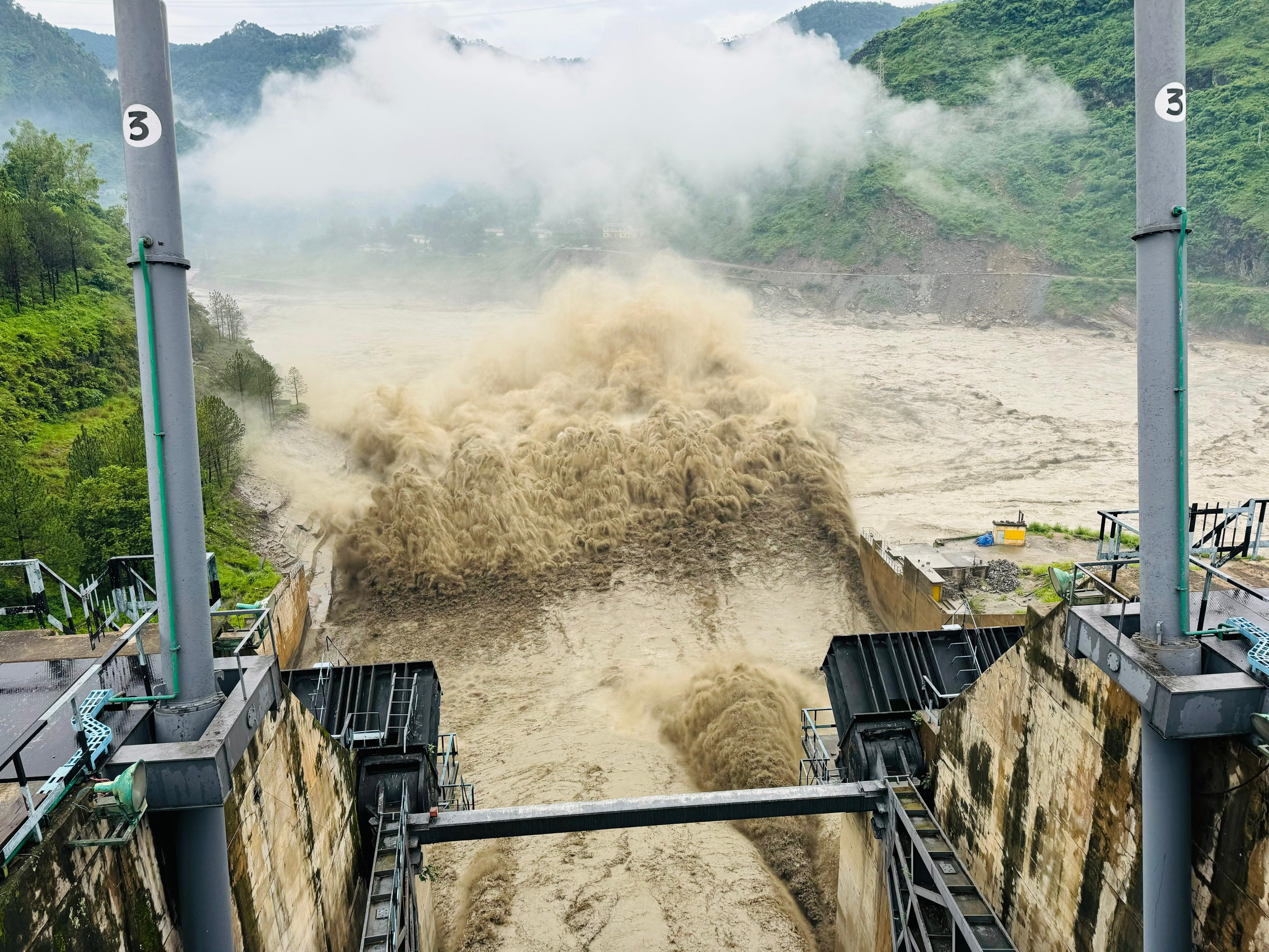 himachal pradesh cloudburst in shimla kullu mandi beas river pandoh dam flood like situation