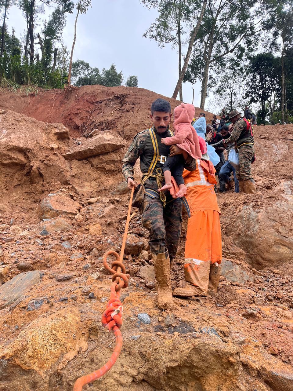 WAYANAD MUNDAKKAI LANDSLIDE  HOW MUNDAKKAI LANDSLIDE OCCURED  വയനാട് ഉരുൾപൊട്ടലിന്‍റെ കാരണം  ഗാഡ്‌ഗില്‍ റിപ്പോര്‍ട്ട്