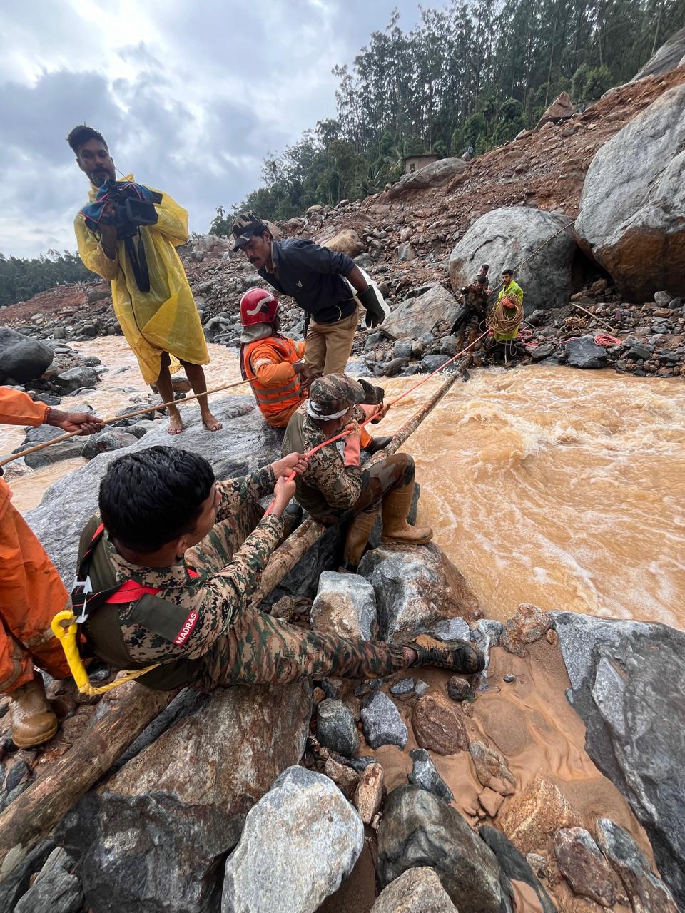 WAYANAD MUNDAKKAI LANDSLIDE  HOW MUNDAKKAI LANDSLIDE OCCURED  വയനാട് ഉരുൾപൊട്ടലിന്‍റെ കാരണം  ഗാഡ്‌ഗില്‍ റിപ്പോര്‍ട്ട്