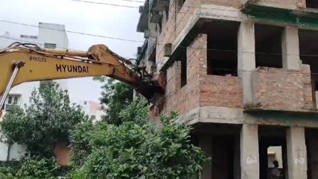 administration demolishes contruction