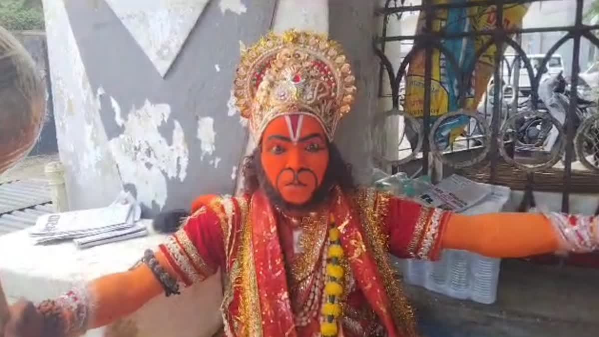 Sarangpur Hanuman Controversy : સાળંગપુર ભીંતચિત્રનો વિરોધ પ્રસર્યો, બહુરુપી કલાકારે ગદા સાથે કર્યો આકરો વિરોધ