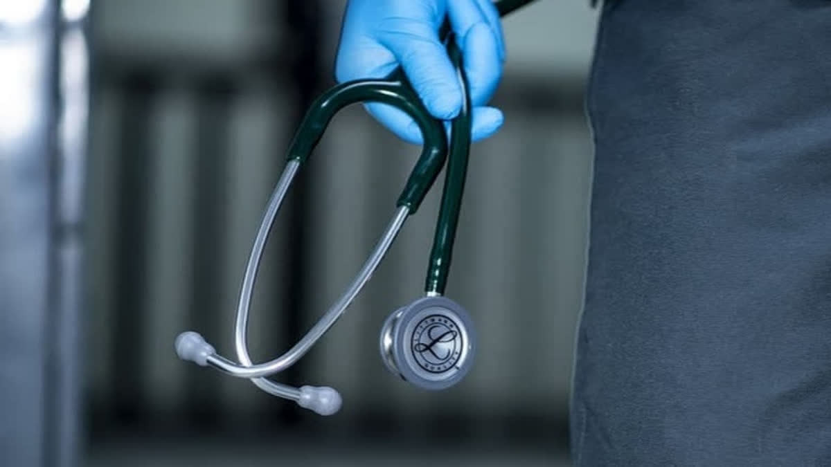 A female doctor has leveled a sexual allegation charge against a senior doctor in Ernakulam General Hospital. The incident dates back to 2019. It is alleged that in 2019, while she was doing house surgeonship, the senior doctor forcefully kissed her.