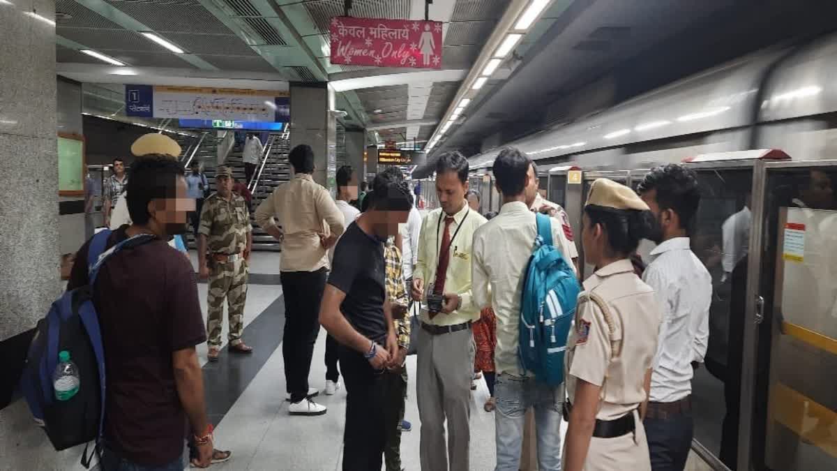 Delhi Metro: अब महिला कोच में सफर करने वाले पुरुष यात्रियों की खैर नहीं, 10 दिन चलेगा अभियान, action-against-male-passengers-traveling-in-ladies-reserved-coaches-in-delhi-metro