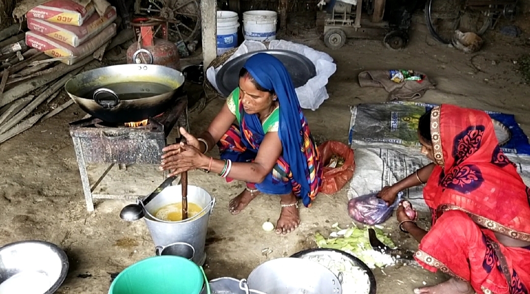 तबेले में मध्याह्न भोजन बनाने की तस्वीर