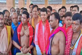 5t secretary offers prayer at biraja temple