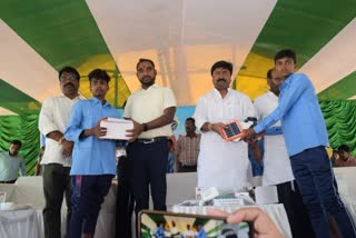 coal-company-distributed-solar-lamps-600-school-children