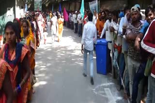 سری نگر میں شنکراچاریہ مندر میں درشن کے لئےلوگوں کی امڈی بھیڑ