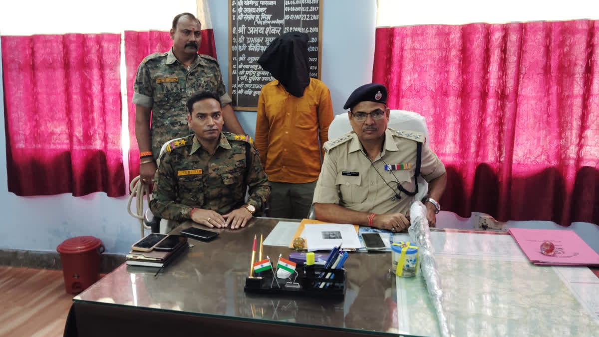 Police arrested Naxalite with weapons in Latehar