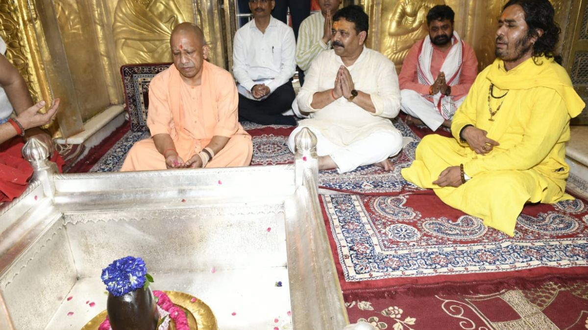 वाराणसी में सीएम योगी ने बाबा विश्वनाथ मंदिर में पूजा की.