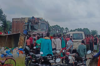 many people injured in collision between truck and mini truck in Dumka