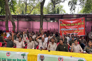 Forest guards protest