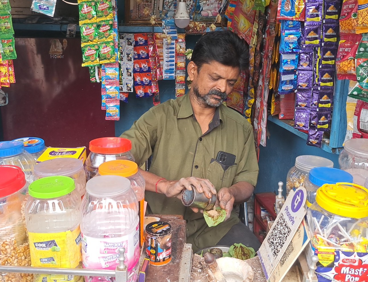 ಪಾನ್​ ವ್ಯಾಪಾರ ಮಾಡುತ್ತಿರುವ  ವಸಂತ ವೆಂಕಪ್ಪ ನಾಯಿಕ