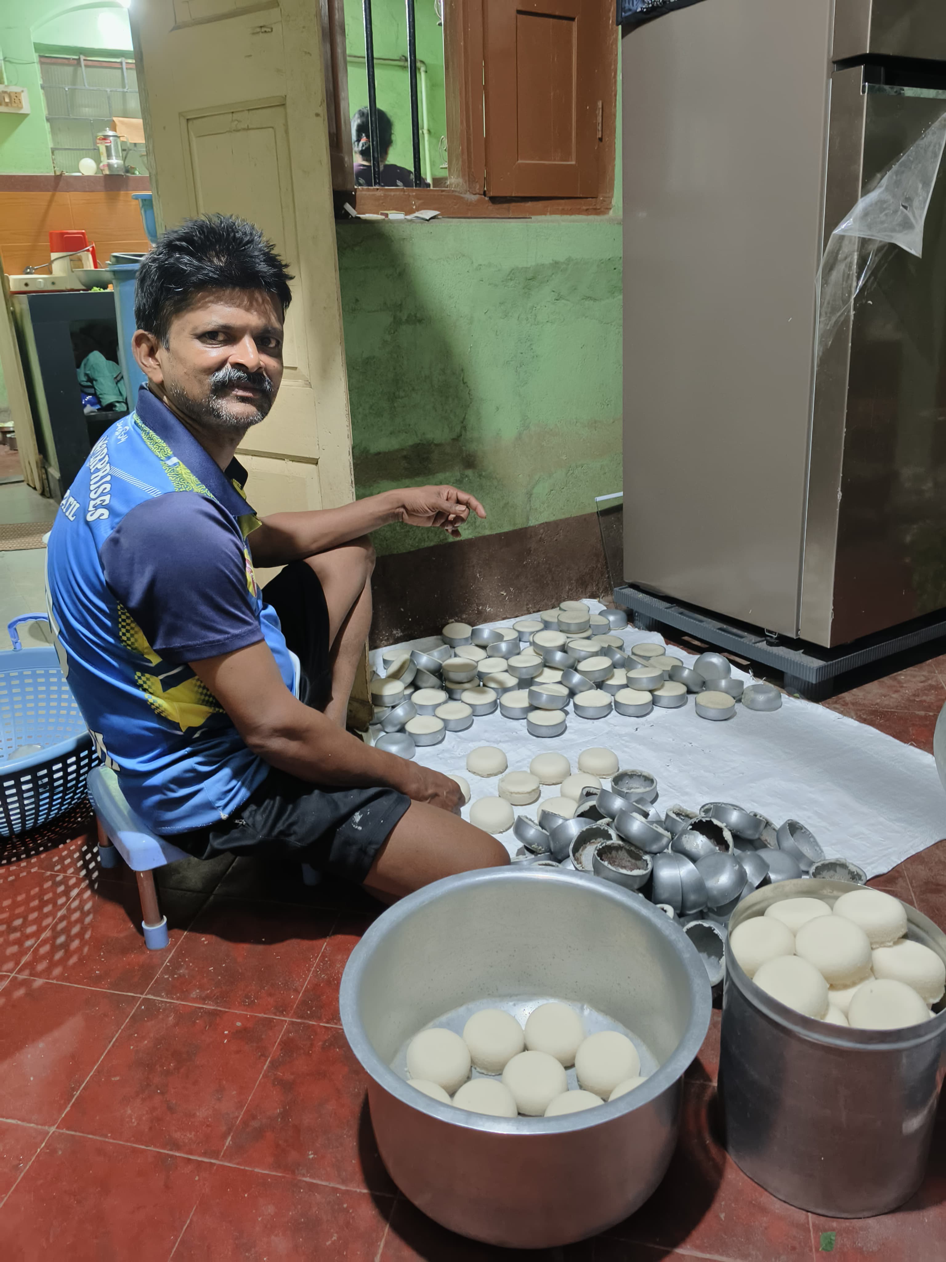 ಇಡ್ಲಿ ಮಾಡುತ್ತಿರುವ  ವಸಂತ ವೆಂಕಪ್ಪ ನಾಯಿಕ