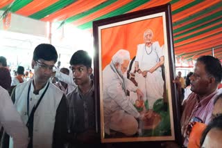 student had come to gift painting of Modi