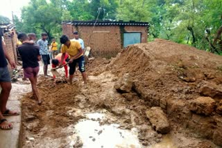 http://10.10.50.75//jharkhand/01-October-2023/jh-bok-04-fouryearoldgirldiesafterbeingpressedagainstmudwall-10031_01102023134811_0110f_1696148291_1104.jpg