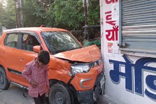 Car collides with divider in Haldwani