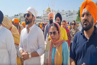 The star cast of the Punjabi film any Hao Mitti Pao reached Darbar Sahib to pay obeisance