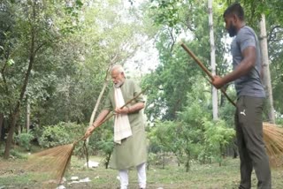 Ankit Baiyanpuriya with PM  cleanliness drive  cleanliness drive Participated pm modi  Swachhata Shramdaan  PM call for nation wide cleanliness drive  Mahatma Gandhi birth anniversary  സ്വച്ഛതാ ശ്രമദാൻ  ചൂലെടുത്ത് പ്രധാനമന്ത്രി  ശുചീകരണത്തിൽ ഫിറ്റ്നസ് ഇൻഫ്ലുവൻസറിനൊപ്പം  മഹാത്മാ ഗാന്ധിയുടെ ജന്മവാർഷികം  ഫിറ്റ്നസ് ഇൻഫ്ലുവൻസറായ അങ്കിത് ബയാൻപുരിയ  ശുചീകരണ യജ്ഞത്തിൽ പങ്കെടുത്ത് പ്രധാനമന്ത്രി