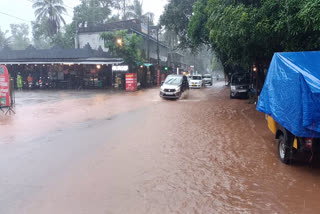 heavy rain in kozhikode  heavy rain in kozhikode flood alert  kozhikode facing flood issue  kozhikode flood alert  mavoor road in flood  കോഴിക്കോട്‌ കനത്ത മഴ തുടരുന്നു  കോഴിക്കോട് മാവൂർ പഞ്ചായത്തിൽ വെള്ളം കയറുന്നു  കോഴിക്കോട്‌ വെള്ളപ്പൊക്ക ഭീഷണി  കോഴിക്കോട്‌ വെള്ളക്കെട്ടുകൾ രൂപ്പപെടുന്നു  കോഴിക്കോട്‌ അഴുക്ക്‌ ചാലുകൾ അടഞ്ഞ്‌ വെള്ളം പൊങ്ങി