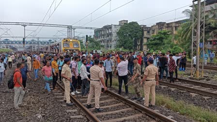 Goods train derailed  Railway schedule in disarray  disrupted railway schedule  Passengers in protest  Passengers stood on tracks in protest  Protest on the tracks  ചരക്ക് തീവണ്ടി പാളം തെറ്റി  താറുമാറായി റെയിൽവേ ഷെഡ്യൂൾ  പ്രതിഷേധിച്ച് യാത്രക്കാര്‍  കൊങ്കൺ റെയിൽവേ