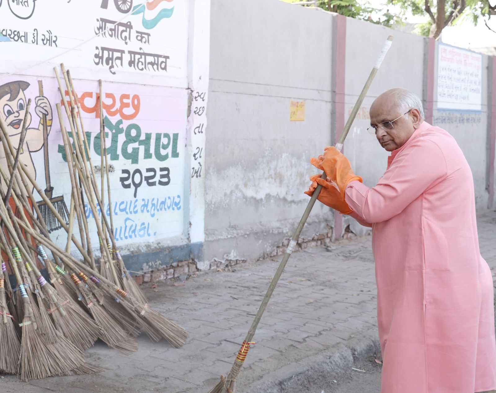 મુખ્યપ્રધાન ભુપેન્દ્ર પટેલે સફાઈ અભિયાન હાથ ધર્યું