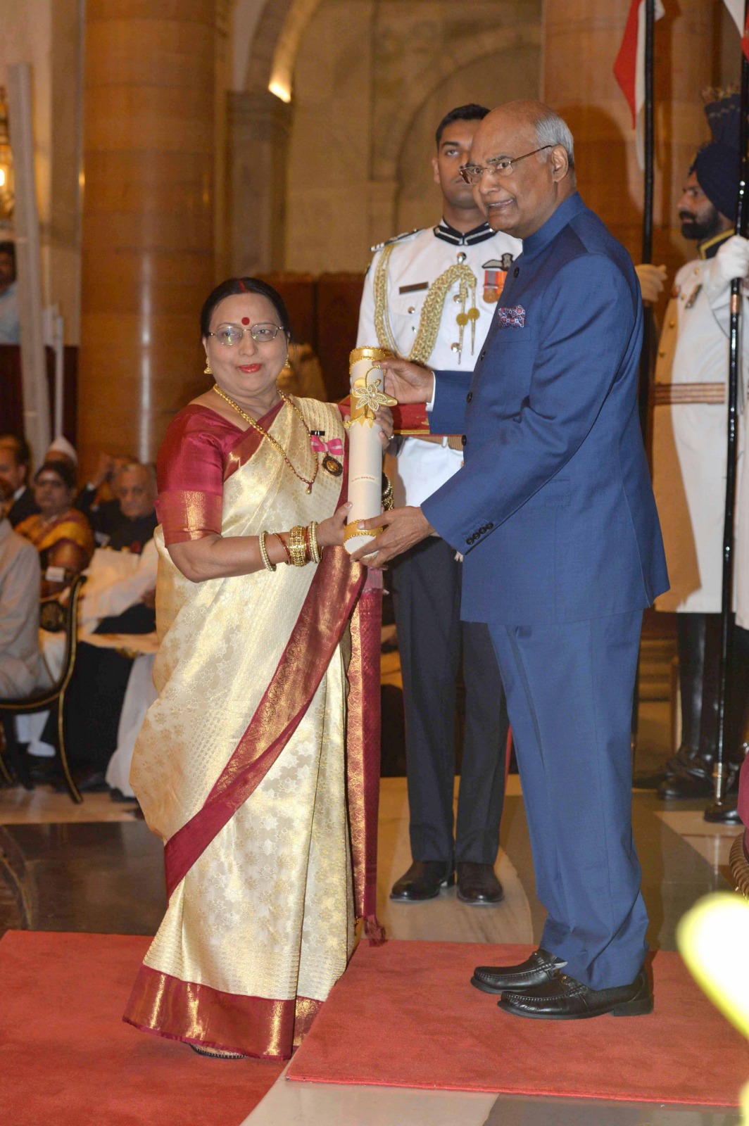 शारदा सिन्हा को पद्मश्री पुरस्कार से सम्मानित करते पूर्व राष्ट्रपति रामनाथ कोविंद