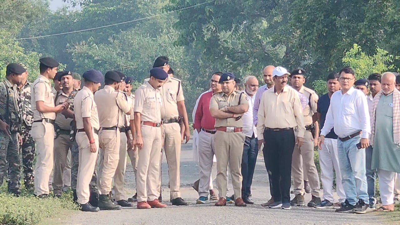 स्थिति का जायजा लेते अधिकारी.