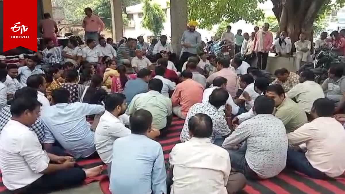 सदर तहसील में धरने पर बैठे लेखपाल.