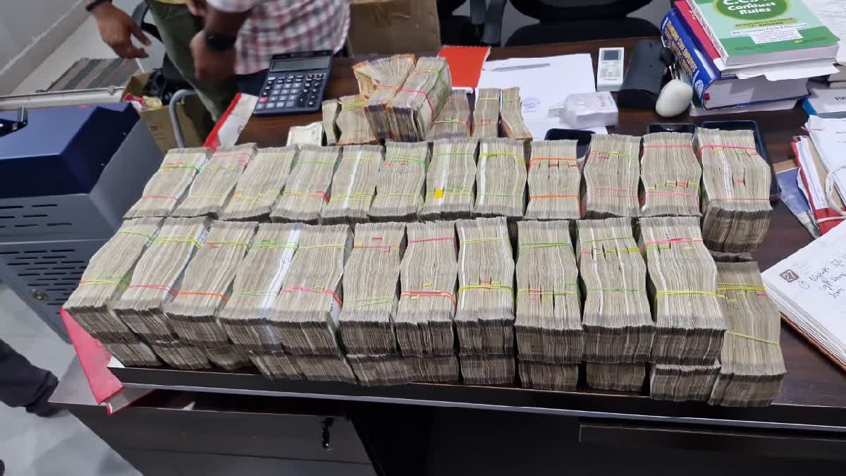 Rs.1.21 Crore Hawala Cash Seized in Hyderabad