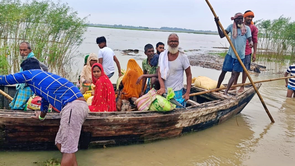 मधुबनी में उंचे स्थल पर जाते बाढ़ पीड़ित