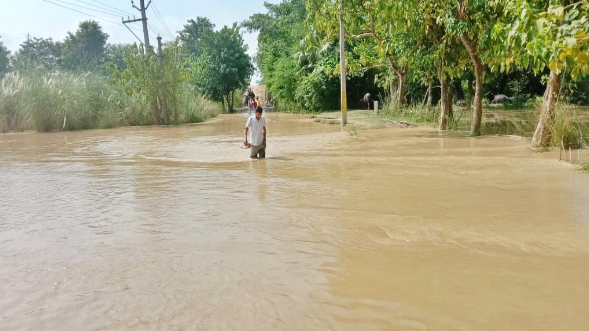 मुजफ्फरपुर में बागमती नदी का पानी फैला