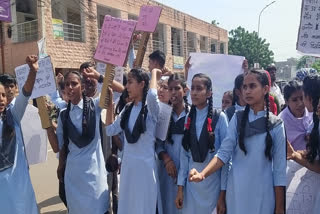 Govt school students met DM Tina Dabi