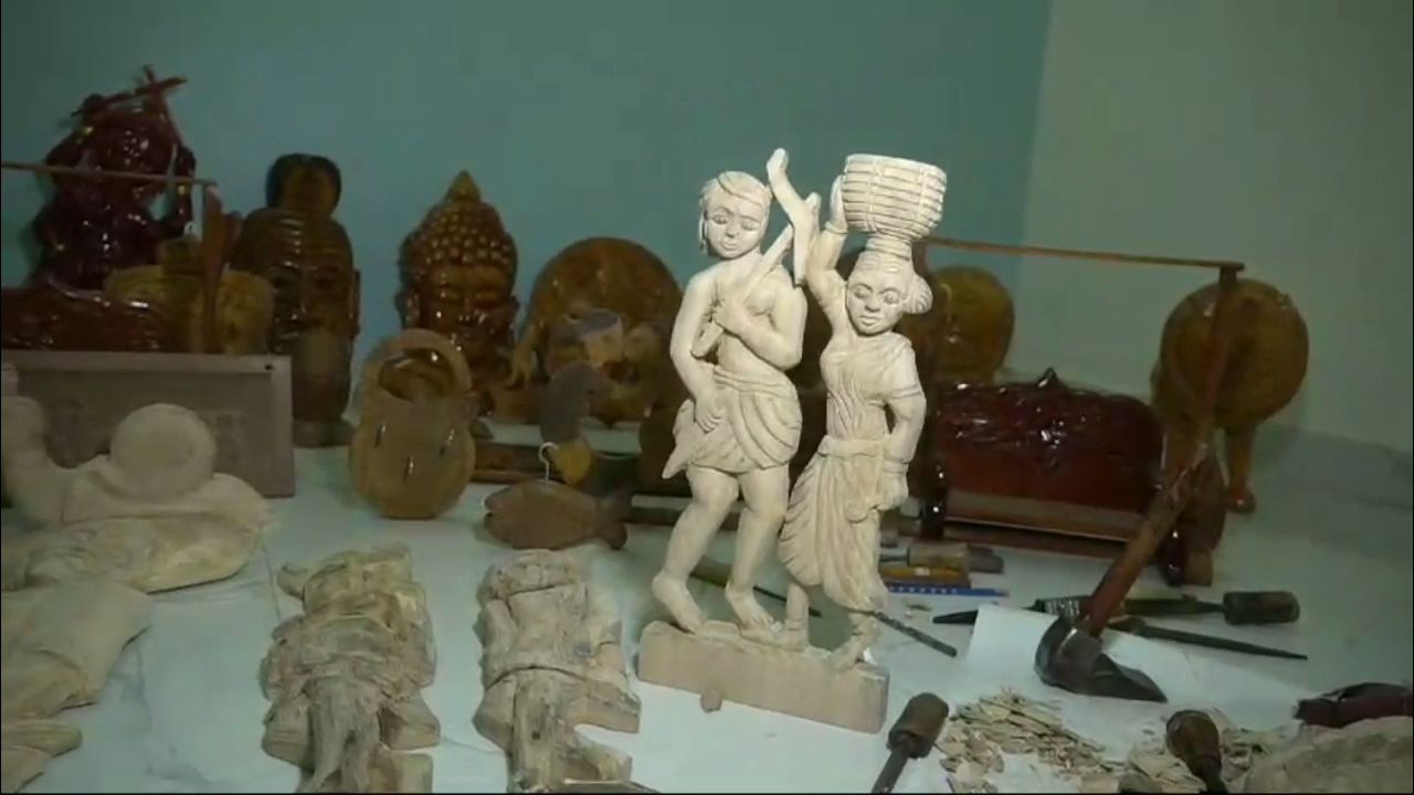 Shahdol wood artist Kedar Sahu