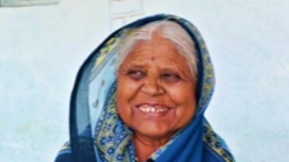 Woman who donated 2 acre land for school feted by Karnataka government