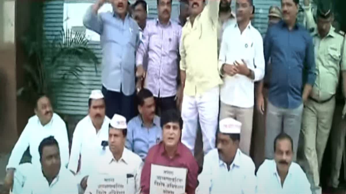 Demonstration by MLAs of Pawar and Thackeray group