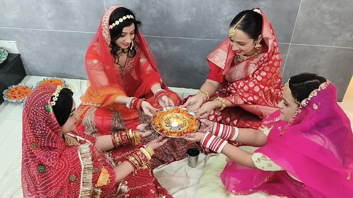 Karwa Chauth 2023 अखंड सौभाग्य के लिए सुहागिन महिलाओं ने रखा करवा चौथ का व्रत खास दिन बन रहे 0667