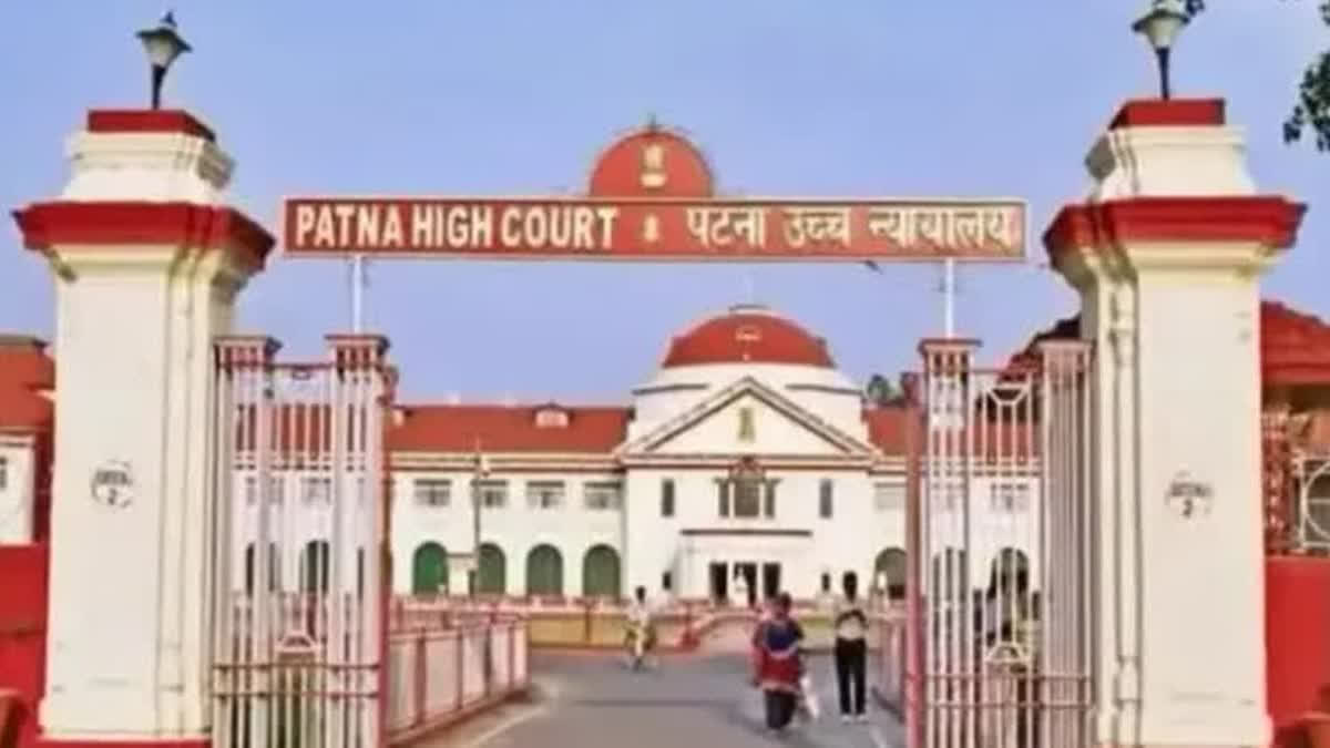 The condition of government-run schools in Bihar's capital Patna is in shambles. But, one such school in Patna's Karbigahiya locality has created a flutter in government circles, when the Patna high court took suo-motu cognizance of the report published on a portal.