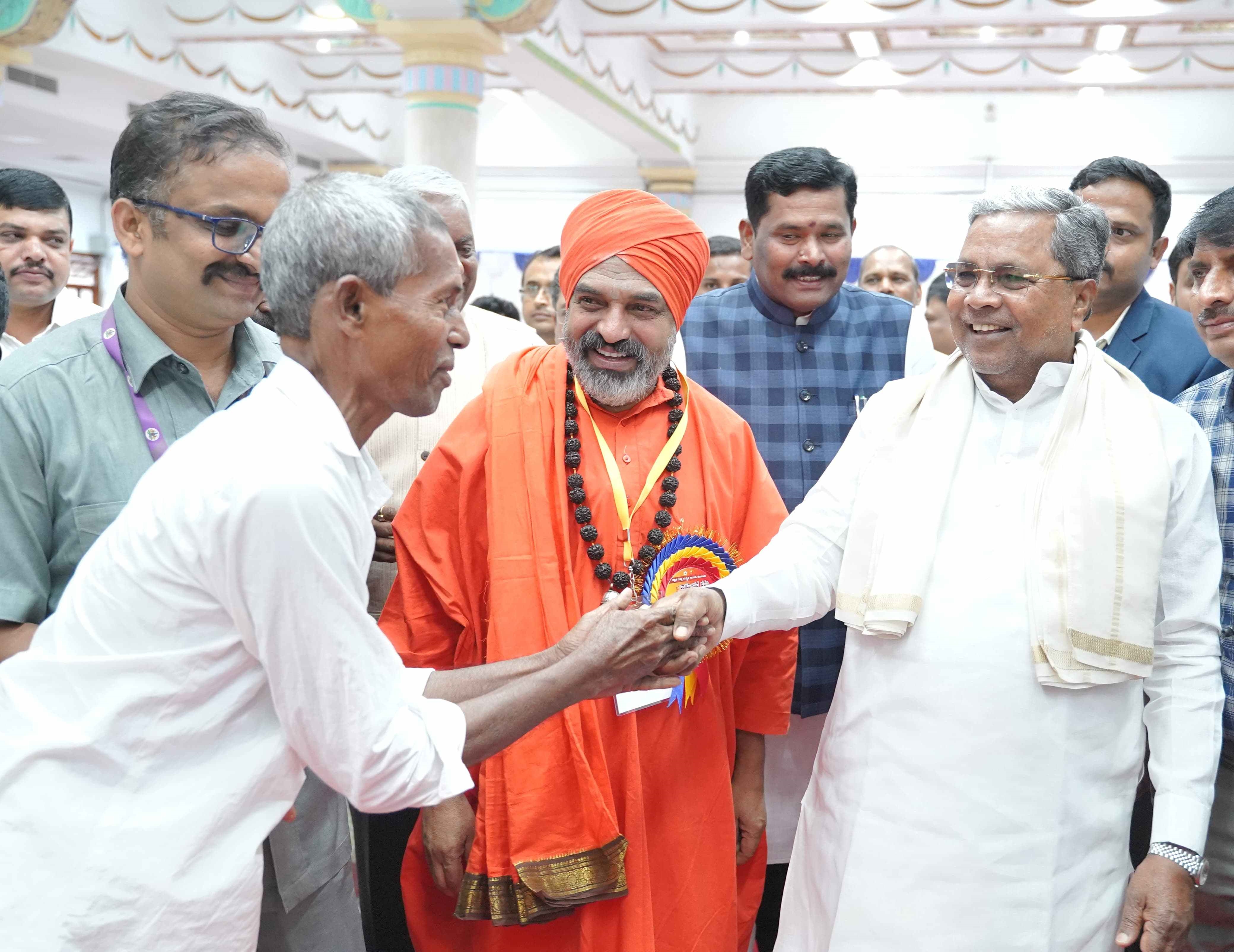 Chief Minister Siddaramaiah with Award winners