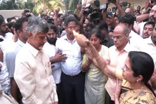 chandrababu_reached_home_at_undavalli